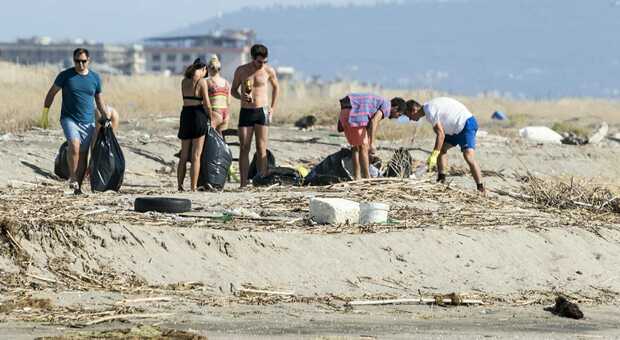 Castel Volturno, vacanza da... netturbini: così i turisti ripuliscono la spiaggia