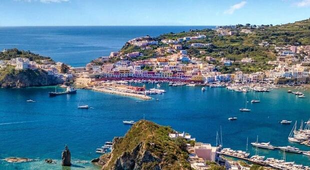 Ponza sold out per il ponte di San Pietro e Paolo tra romani e vip: gli itinerari