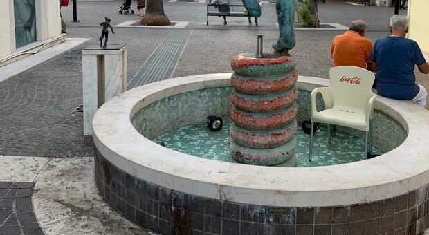Una sedia abbandonata nella fontana