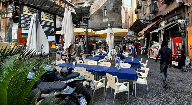 Tavolino selvaggio nel cuore di Napoli