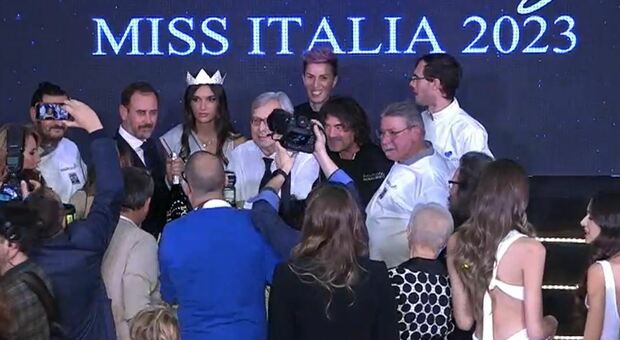 Miss Italia, lo show di Sgarbi: «Impensabile che questo evento venga nascosto. La bellezza va celebrata»