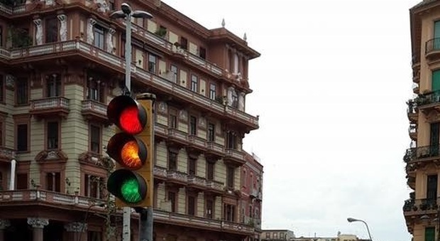 Napoli, semafori impazziti a causa della pioggia: incroci a rischio incidenti