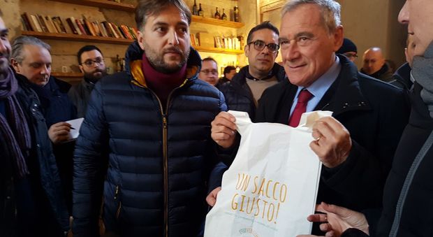 Grasso in tour nel Casertano: «Bassolino? Un ex sindaco»