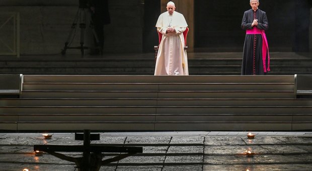 Il Papa dona al carcere di Padova la croce nera della Via Crucis