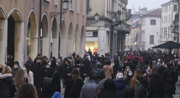 Assalto nelle piazze e lungo il Liston a Padova. Code davanti ai negozi per lo shopping