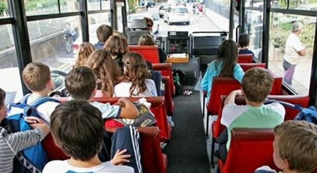 Studenti all'interno di bus in gita scolastica
