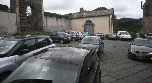 Villa Lante soffocata dalle auto, danneggiate le colonne della chiesa di San Giovanni Battista