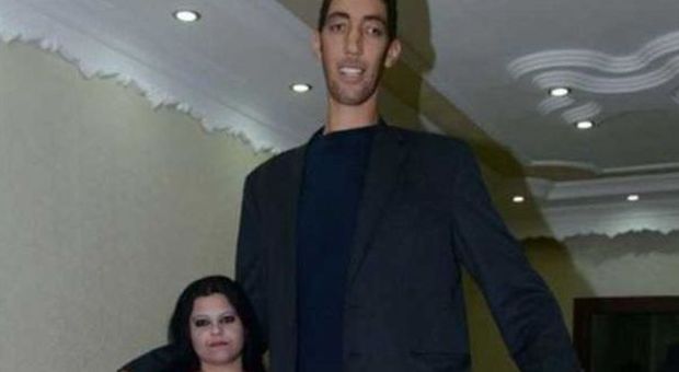 Le nozze dell'uomo più alto del mondo: tra lui e la moglie 76 centimetri di differenza