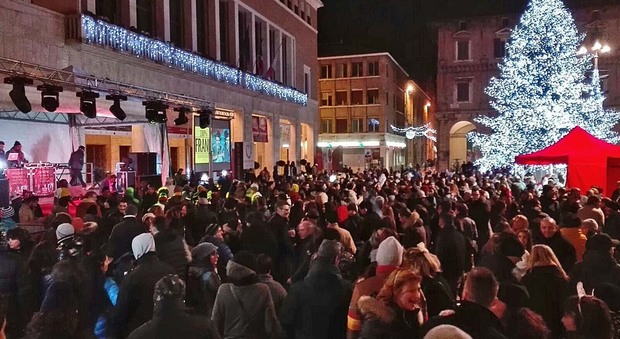 La piazza di Pesaro gremita di folla