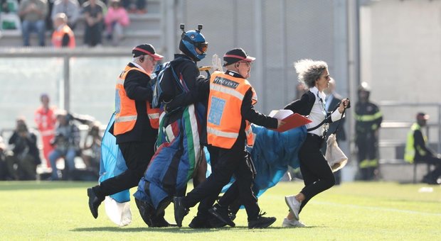 Paracadutista atterra sul campo di Sassuolo-Inter mentre Lukaku tirava il rigore