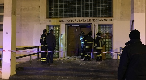Benevento, bomba al liceo Giannone: due indagati
