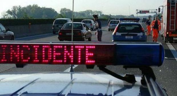 Schianto sulla Prenestina, auto si ribalta: muore a 43 anni. Code e traffico bloccato