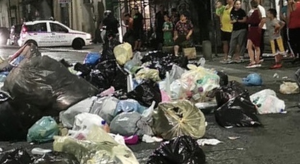 Cumuli di rifiuti: la protesta a due passi dagli Scavi di Ercolano
