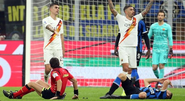 Inter-Roma, testata tra arbitro e de Vrij: entrambi finiscono per terra
