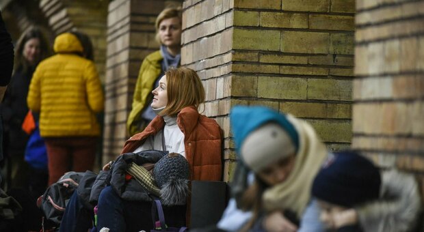 Ucraina, la vita sottoterra: in migliaia nelle gallerie antiatomiche della metropolitana di Kiev