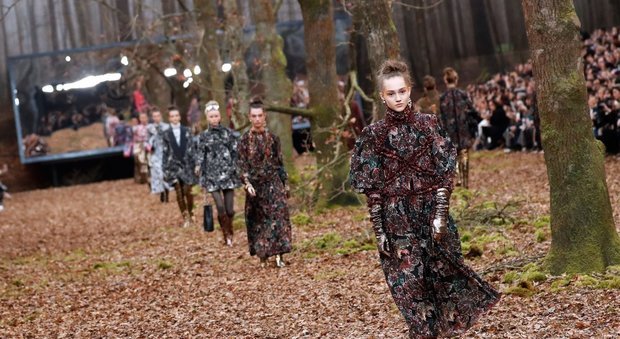 Chanel sfila nel bosco, l'autunno nei colori della nuova collezione