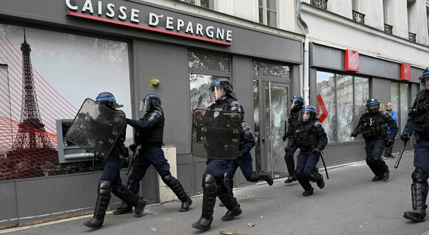 Parigi, manifestazione contro la «violenza della polizia»: sprangate su volante da gruppo di black-bloc