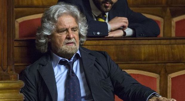 Grillo a Strasburgo: «Non date soldi all'Italia, finiscono alla mafia»