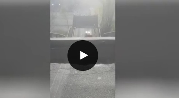 Crolla un ponte sulla strada provinciale: furgone inghiottito nel vuoto