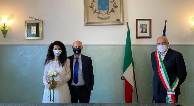 Il matrimonio al tempo del Covid: sposi e sindaco con mascherina