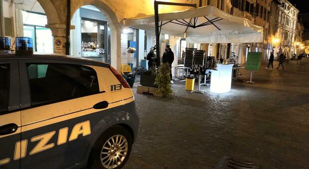 La polizia in corso Vittorio Emanuele a Pordenone
