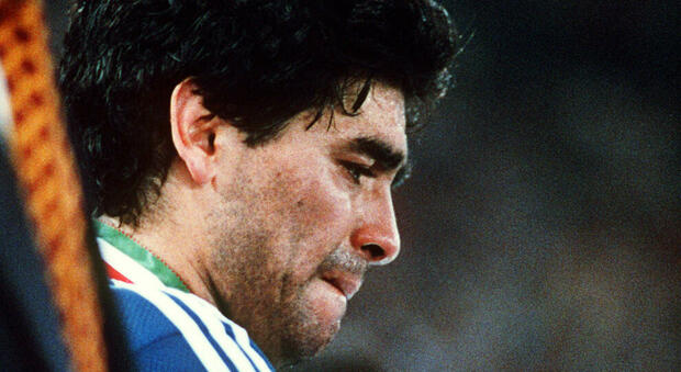 C'è una persona che non sa della morte di Maradona. E nessuno ha il coraggio di dargli la notizia