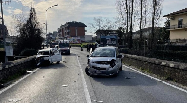 Scontro frontale sulla Casilina a Roccasecca, due feriti e strada chiusa