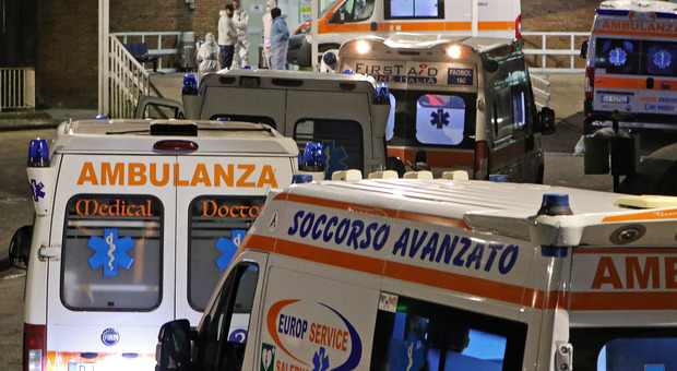 Napoli, l'odissea dei pazienti in ambulanza: un'ora di attesa davanti agli ospedali
