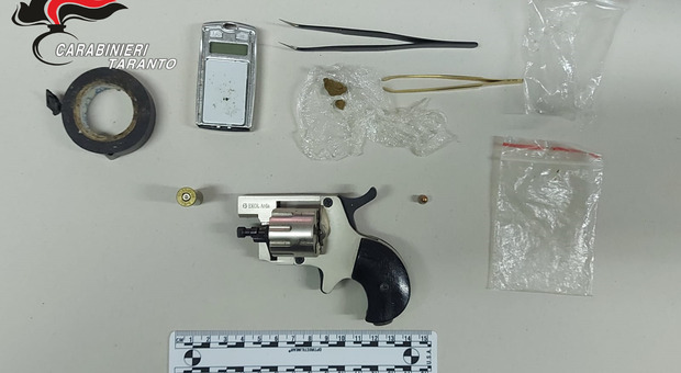 In camera da letto nascondeva una pistola con le munizioni: arrestato un uomo di 30 anni