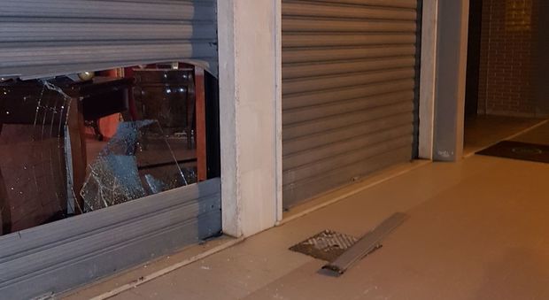 Ladri sfondano la vetrina e svaligiano negozio di ottica a Latina Scalo