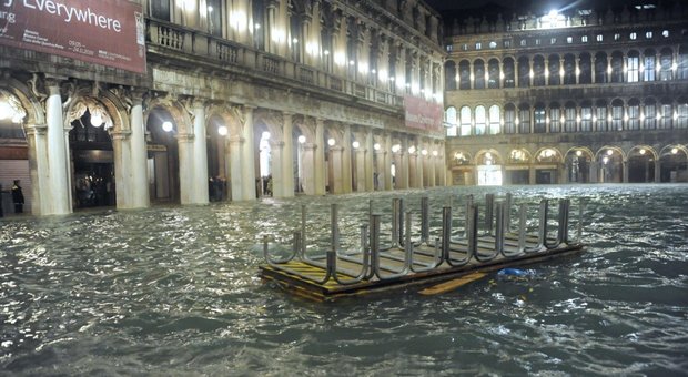 Venezia devastata, Conte: «Domani cdm per stato di emergenza, finire il Mose». Danni a San Marco