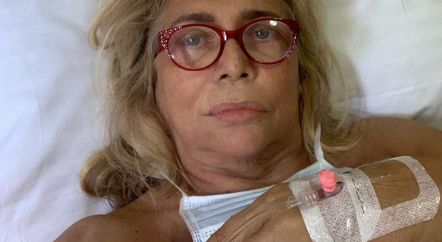 Paura per Mara Venier, la foto in ospedale con la flebo: «Ho perso completamente la sensibilità...»