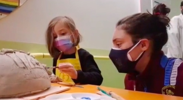 Campioni della Polizia di Stato incontrano i bimbi del reparto di oncologia al Gemelli: insieme per realizzare le sfere dei desideri
