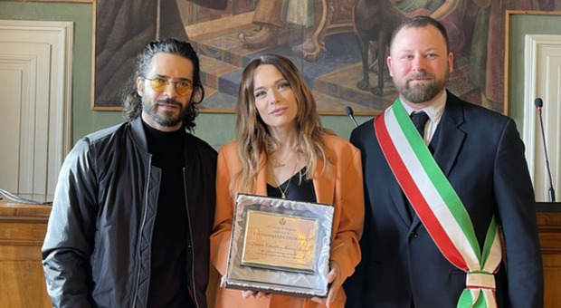 Laura Chiatti e Marco Bocci, la cittadinanza onoraria del Comune: «Due professionisti»