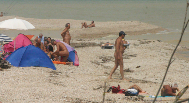 Nudisti in spiaggia