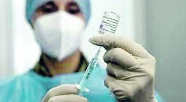 La preparazione di un vaccino in una foto d'archivio