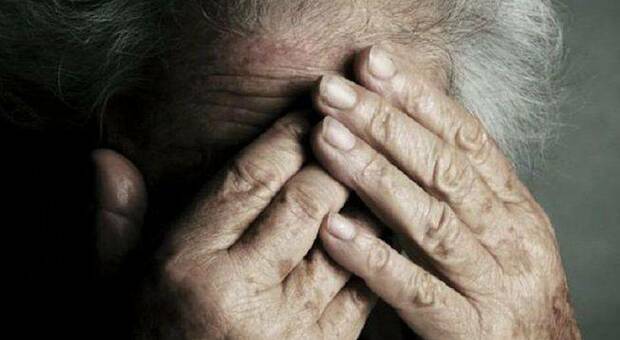 Anziana di 90 anni derubata e violentata in casa nel Comasco: arrestato 26enne nigeriano senzatetto