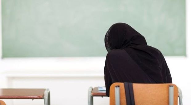 Rimini, bidello di una scuola elementare insulta una bambina musulmana: «Tornate a casa vostra»