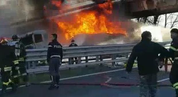 Brescia, schianto fra due tir e un'auto in A21: 6 morti tra le fiamme, tra cui 2 bimbi
