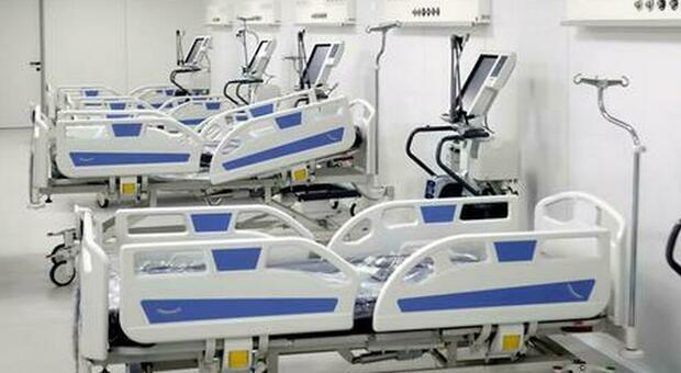 Coronavirus, Lombardia fuori controllo: 29 morti e 4.125 nuovi positivi. Superati 150 posti in terapia intensiva, riapre l'ospedale in Fiera di Milano