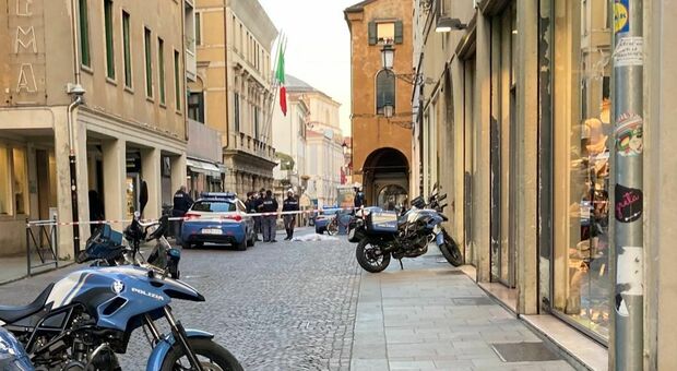 Padova, si uccide lanciandosi dal palazzo in pieno centro: morto il figlio del sociologo Acquaviva