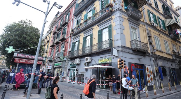 Bambino lanciato giù dal balcone a Napoli, il pm: «Omicidio volontario, 18 anni al domestico»