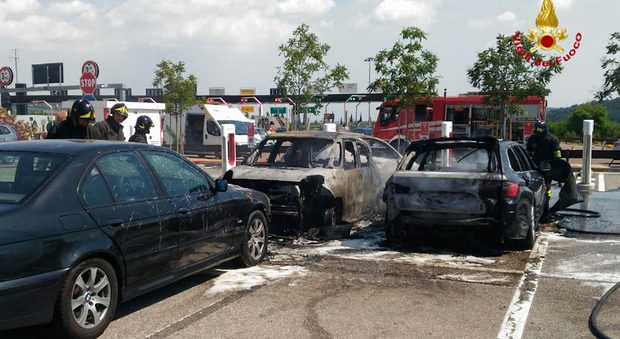 Bmw va a fuoco nel parcheggio del casello: 4 auto distrutte, 2 danneggiate