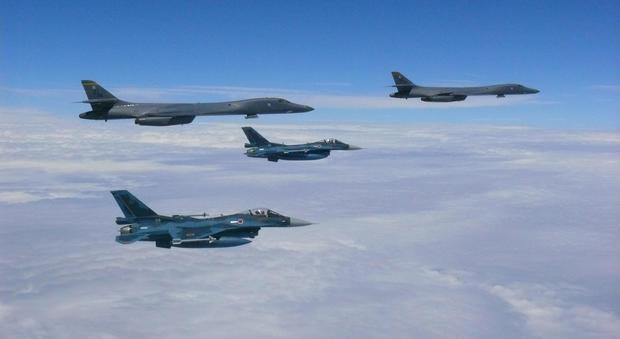 Usa, caccia bombardieri in volo su Guam: «Pronti a batterci stanotte»