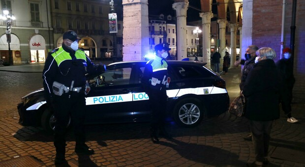Le pattuglie della polizia locale in centro a Rovigo
