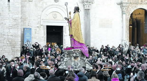 San Nicola, torna la festa per il santo patrono: migliaia di fedeli attendono la processione e la rievocazione tra i vicoli di Bari Vecchia. Il programma