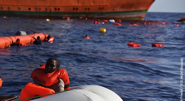 Migranti, missione anti-sbarchi in Libia. Pinotti: se attaccati risponderemo