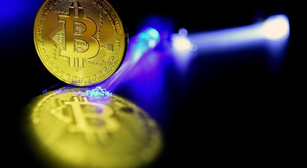 Bitcoin ko, cala a 10mila dollari: "Ai minimi dal 1° dicembre". Ed è boom di virus anche in Italia
