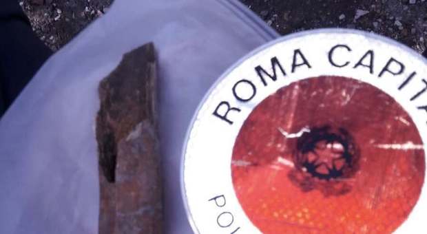Roma, turisti trovano delle ossa vicino al Colosseo: è possibile che siano resti umani