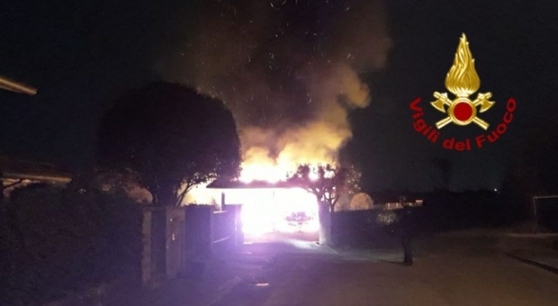 Due auto divorate dalle fiamme all'una di notte. Erano parcheggiate sotto una tettoia